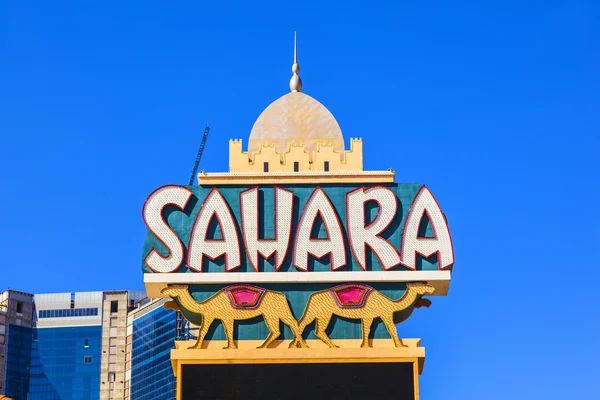 Sahara Neon Sign en el lado del hotel — Foto de Stock
