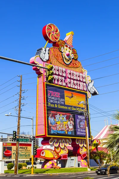Beroemde clown begroet de gasten van circus circus hotel — Stockfoto