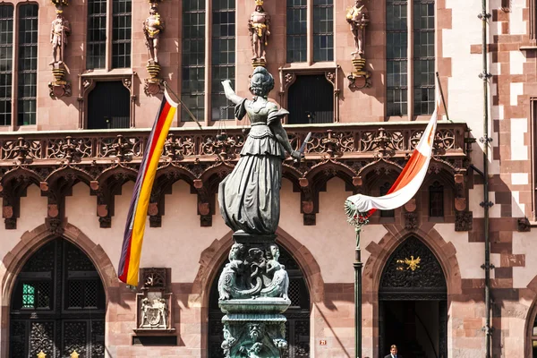 Staty av lady rättvisa framför romer i frankfurt — Stockfoto