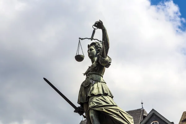 Statua della Signora della Giustizia davanti al Romero di Francoforte — Foto Stock
