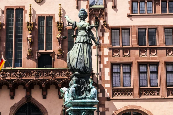 Szobor Lady bírósága előtt a Romer Frankfurtban — Stock Fotó