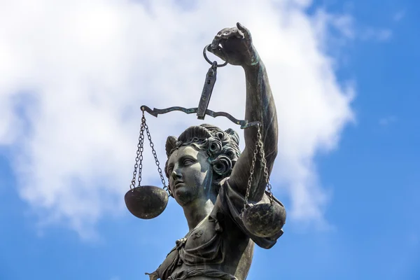 Staty av lady rättvisa framför romer i frankfurt — Stockfoto