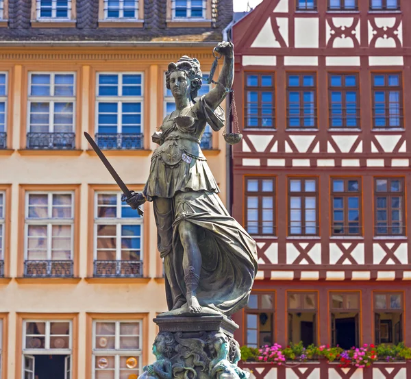 Statue of Lady Justice in front of the Romer in Frankfurt — Stock Photo, Image