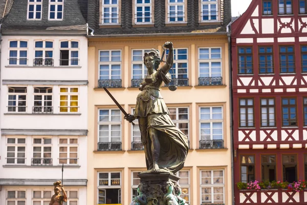 Patung Lady Justice di depan Romer di Frankfurt — Stok Foto