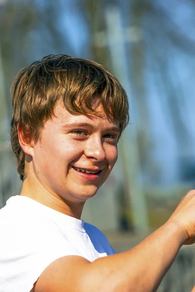 Portret van gelukkige jongen in de natuur — Stockfoto