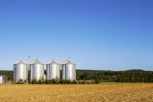 Veld in oogst met silo — Stockfoto