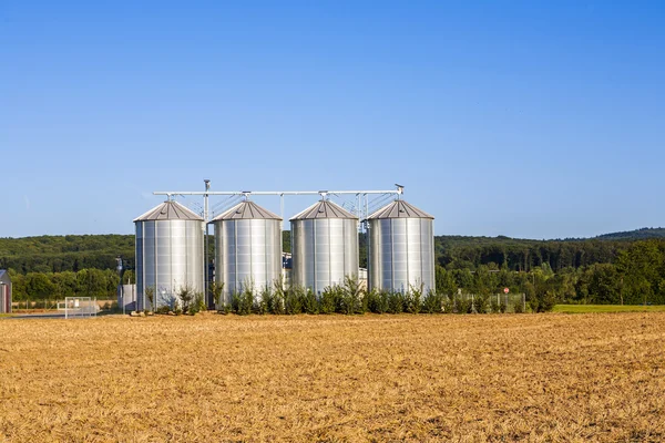 Veld in oogst met silo — Stockfoto