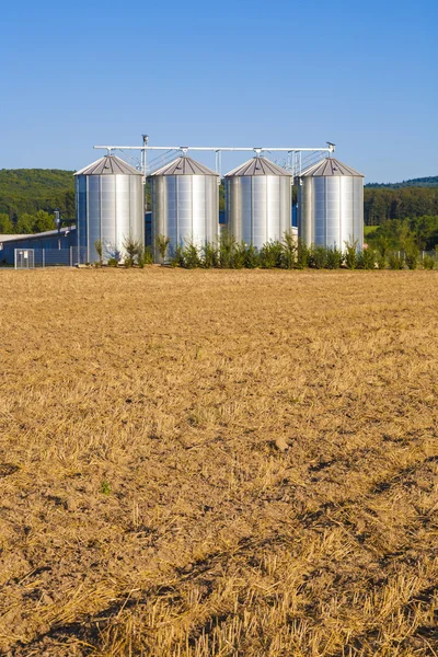 Campo en cosecha con silo —  Fotos de Stock