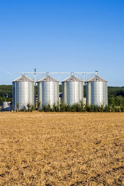 Veld in oogst met silo — Stockfoto