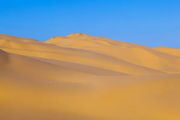 Duin van het zand van zonsopgang in de woestijn — Stockfoto
