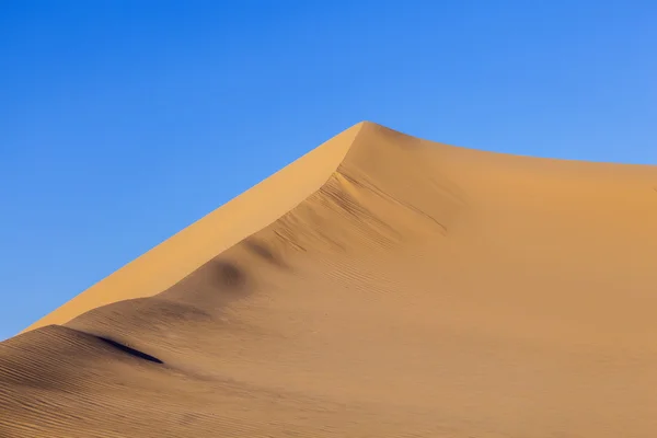 Αμμόλοφους στην Ανατολή του ηλίου στην έρημο — Φωτογραφία Αρχείου