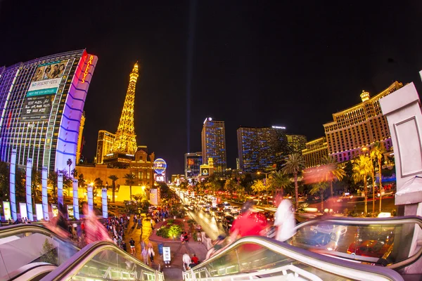 La tira y el hotel Paris Las Vegas — Foto de Stock