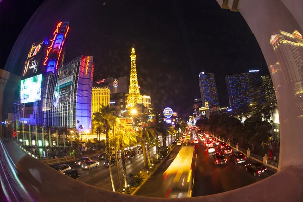 La tira y el hotel Paris Las Vegas — Foto de Stock