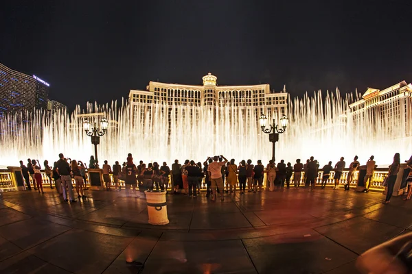 Regarder célèbre Bellagio Hôtel avec des jeux d'eau à Las Vegas — Photo