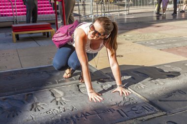 Fan puts hand in handprints of twilight saga stars clipart