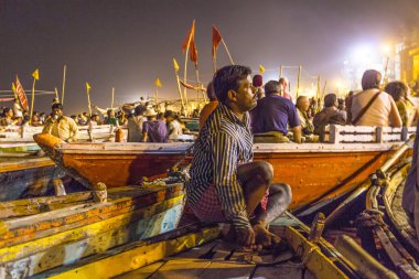 varanasi gange nehir, Hindistan dan gece manzarası.