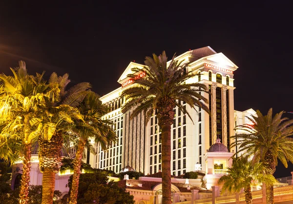 Caesars palace resort elewacji nocą — Zdjęcie stockowe