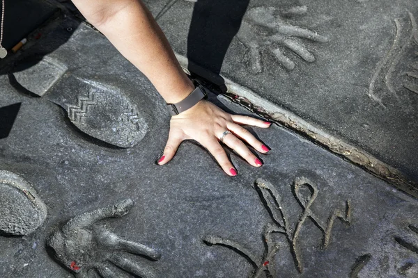 Wentylator kładzie rękę w handprints Twilight saga gwiazd — Zdjęcie stockowe
