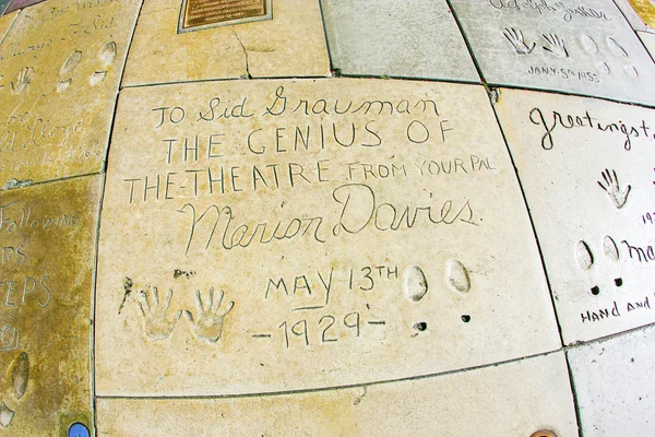 Huellas de Marion Davies en Hollywood Boulevard en el concre — Foto de Stock