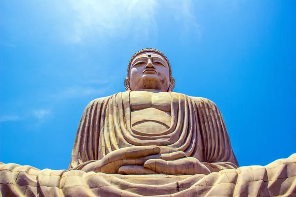 Giant buddha i bodhgaya, bihar, Indien. — Stockfoto