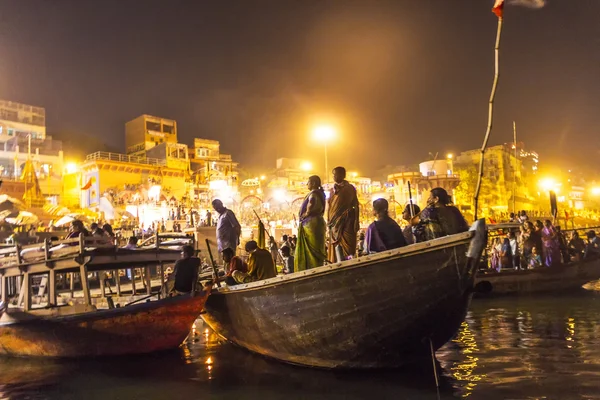 Vista nocturna de varanasi desde el río Gange, India . — Foto de Stock