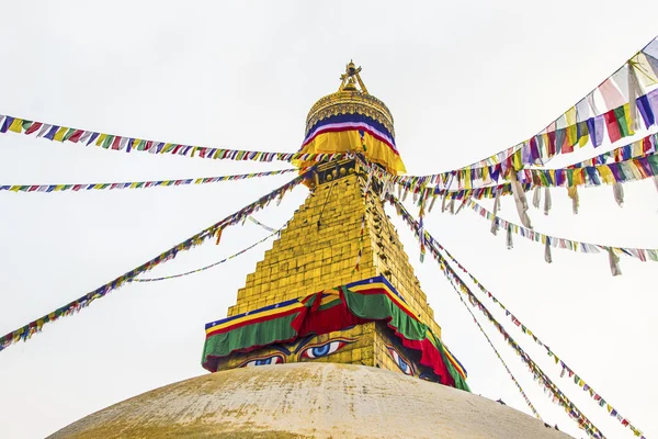 Stupa Bodhnath à kathmandu avec des yeux de bouddha et des drapeaux de prière wi — Photo