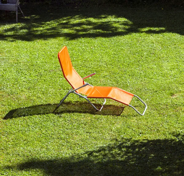 Empty sun lounger in the garden — Stock Photo, Image