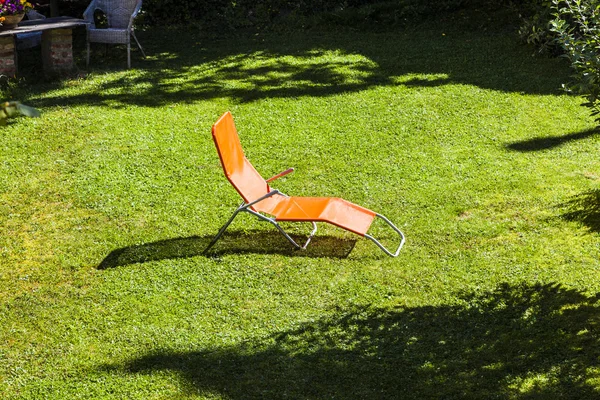 Espreguiçadeira vazia no jardim — Fotografia de Stock