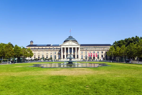 Casino histórico famoso e Kurhaus em Wiesbaden — Fotografia de Stock
