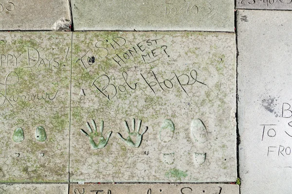 Bob hoopt handafdrukken in hollywood boulevard in het beton van c — Stockfoto
