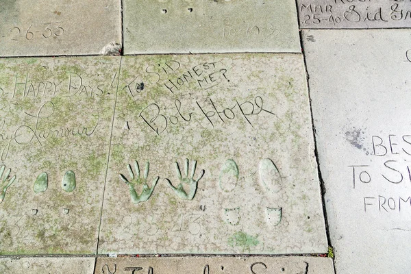 鲍勃希望在好莱坞大道的 c 混凝土中的手印 — 图库照片
