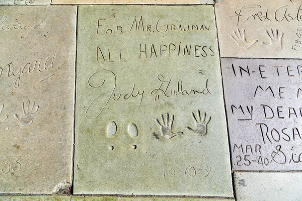 Judy Garlands huellas de manos en Hollywood Boulevard en el hormigón — Foto de Stock
