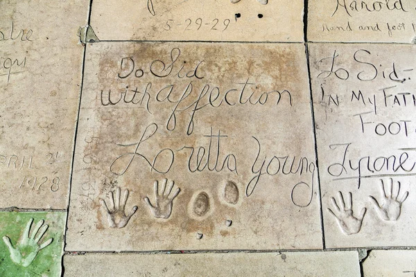 Huellas de manos de Loretta Youngs en Hollywood Boulevard en el hormigón — Foto de Stock