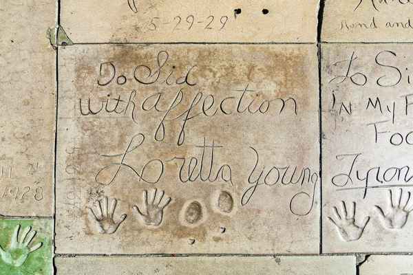 Loretta Youngs impressões digitais em Hollywood Boulevard no concreto — Fotografia de Stock
