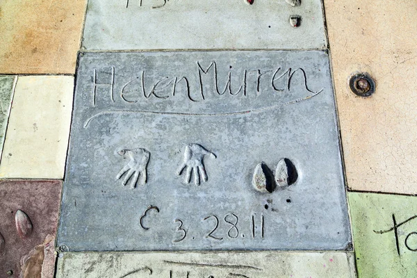 Helen mirrens handavtryck i hollywood boulevard i betongen — Stockfoto
