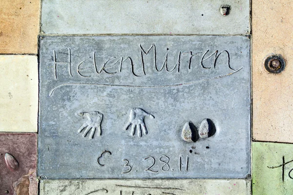 Helen Mirrens huellas de manos en Hollywood Boulevard en el hormigón —  Fotos de Stock