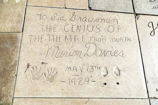 马里恩 · 戴维斯手印在混凝土中的好莱坞大道 — 图库照片