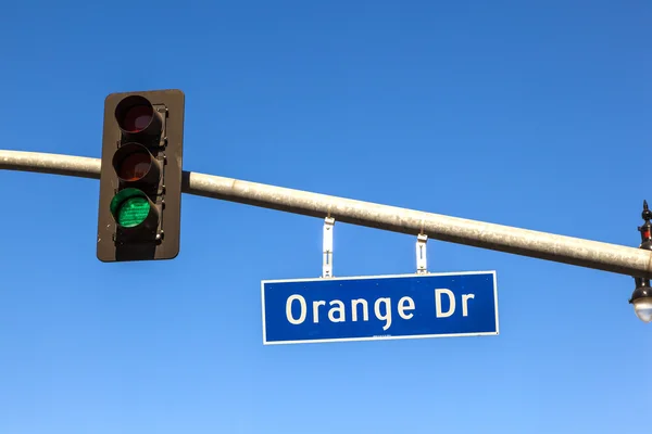 ホールの緑の信号で有名なストリート サイン オレンジ ドライブ — ストック写真