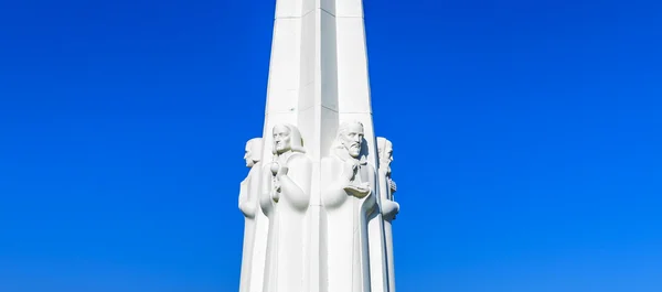 Astronomer monument på griffith observatory i los angeles, — Stockfoto