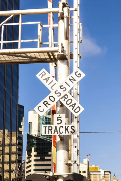 Señal de cruce de ferrocarril con cielo azul —  Fotos de Stock