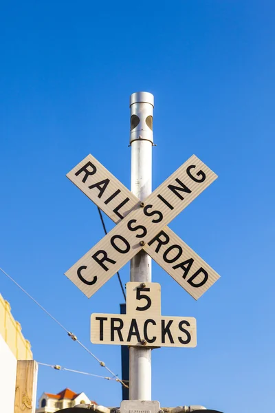 Señal de cruce de ferrocarril con cielo azul —  Fotos de Stock