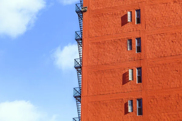 Échelle d'évacuation d'incendie à un vieux gratte-ciel en brique — Photo