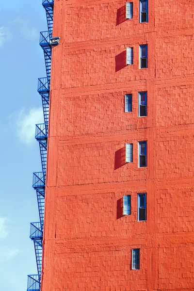 Požární žebřík žebřík na staré cihlové mrakodrap — Stock fotografie