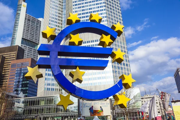 Sinal de euro famoso em Frankfurt — Fotografia de Stock