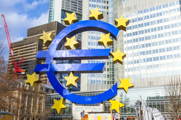 Signo de euro famoso en Fráncfort del Meno con gran angular —  Fotos de Stock