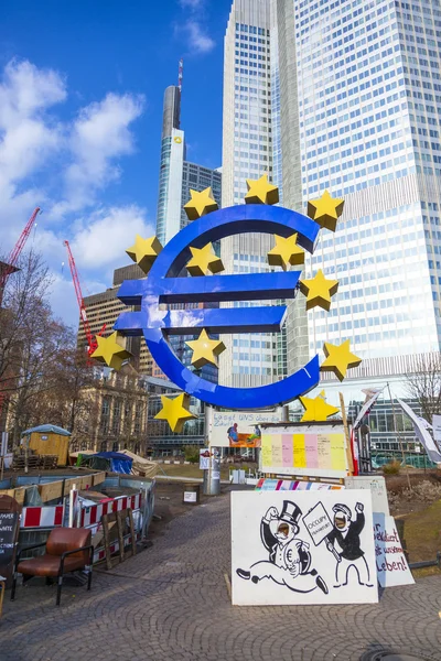 Знаменитый знак евро во Франкфурте — стоковое фото