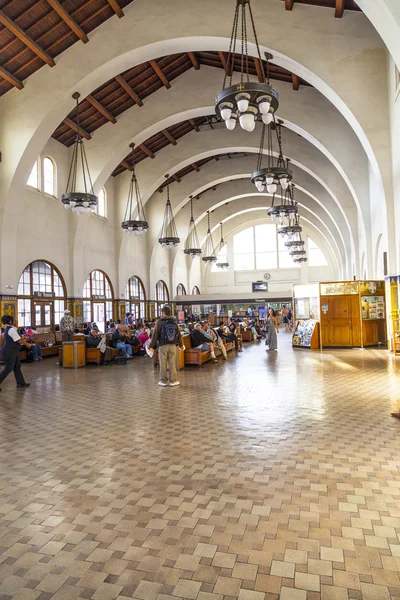 Wait for the trains inside Union Station — Stock Photo, Image