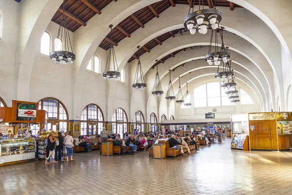 Ожидание поездов внутри Union Station — стоковое фото