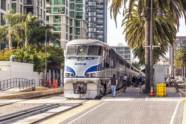 Diesel train arrives at Union Station — Stock Photo, Image