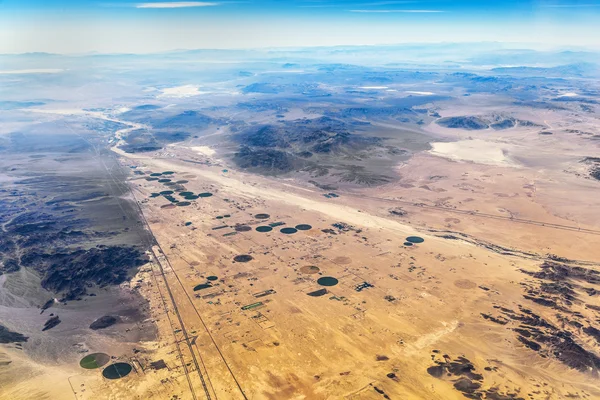 Landbouw in de woestijn in Californië — Stockfoto